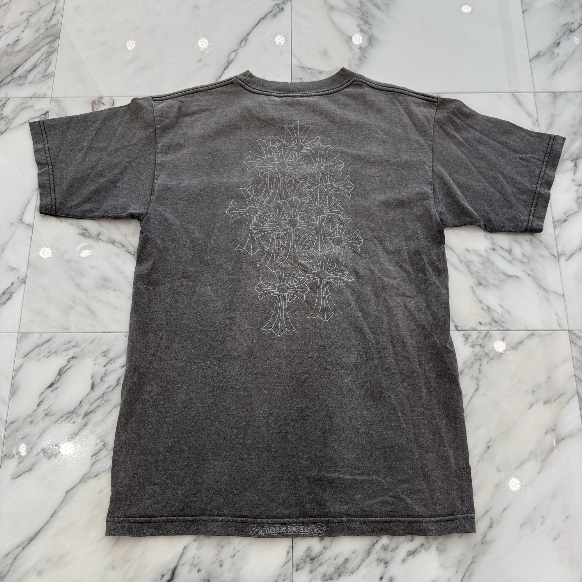 CHROME HEARTS Back Cemetery Cross Horseshoe Print Tee Size M クロムハーツ バックセメタリークロス ホースシュープリント Tシャツ 半袖カットソー 胸ポケ オールドクロム グレー サイズM【260719】【中古-A】|メメントスオンライン店