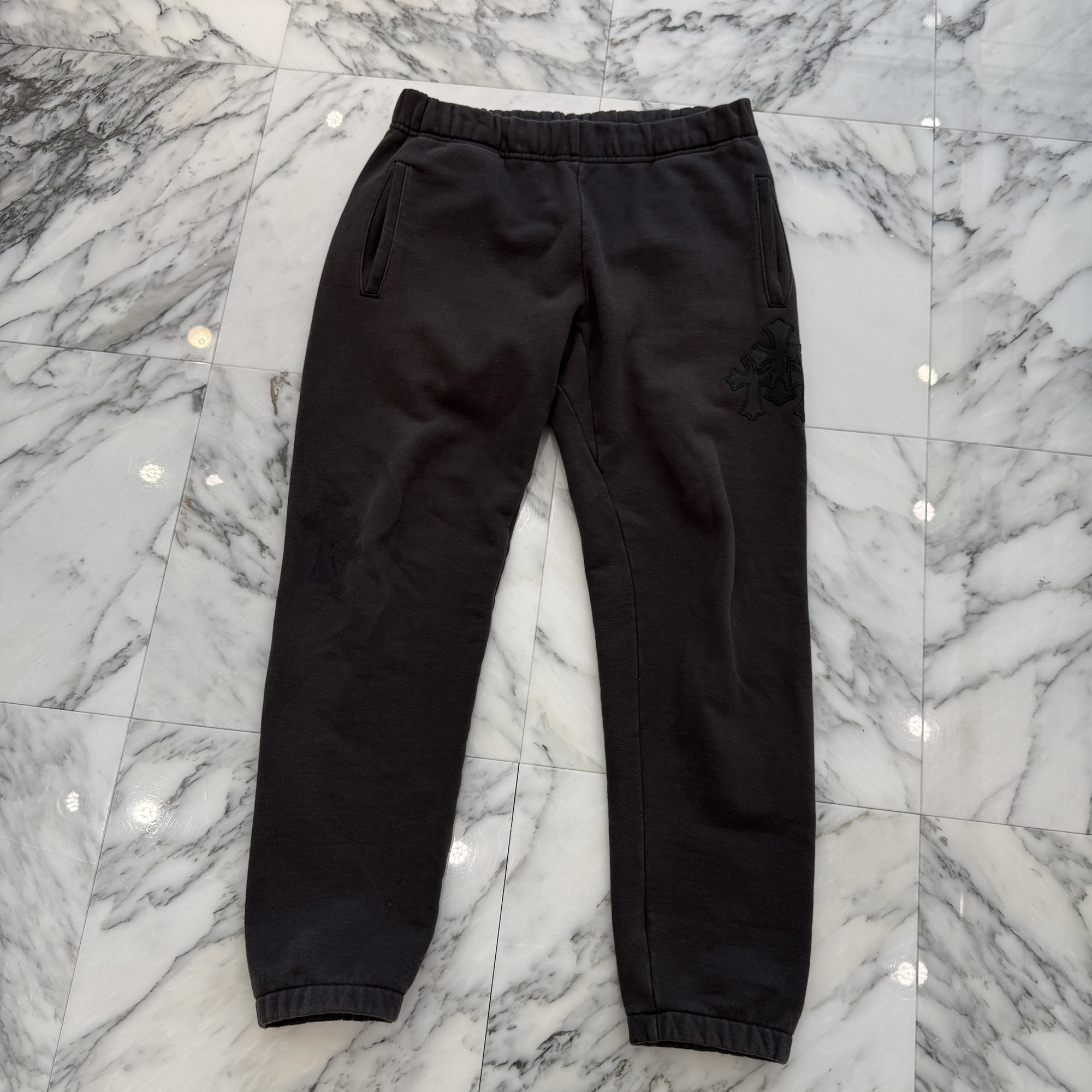 CHROME HEARTS Y NOT Triple Cross Leather Patch Sweat Pants Size M クロムハーツ ワイノット トリプルクロス レザーパッチ スウェットパンツ ロングパンツ レザーパッチ クロスパッチ シルバープレート チャコール サイズM【260719】【中古-B】|メメントスオンライン店
