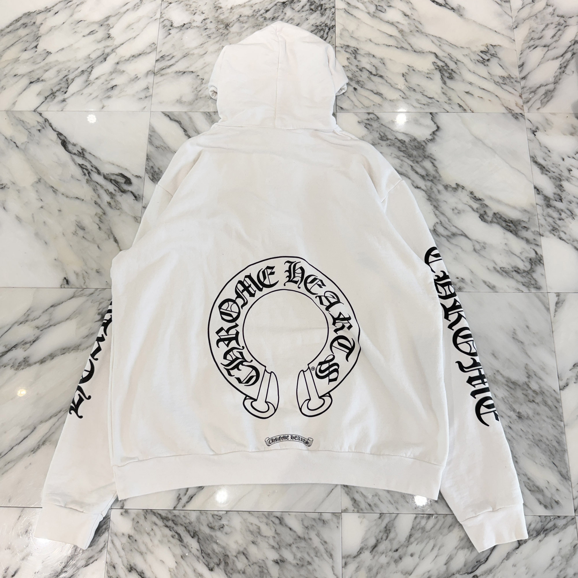 CHROME HEARTS &times; MATTY BOY Chomper Horseshoe Pullover Hoodie Size L クロムハーツ &times; マッティボーイ チョンパー ホースシュー プルオーバーフーディ プルオーバーパーカー 袖ロゴ スクロールロゴ ホワイト&times;ブラック&times;レッド サイズL【260723】【中古-B】｜メメントスオンライン店