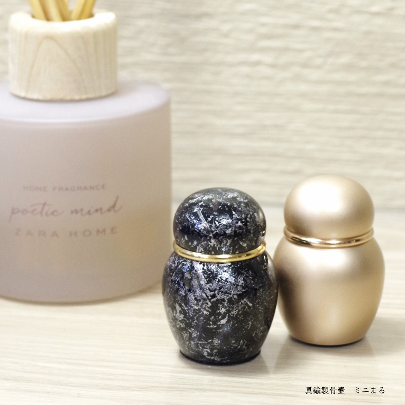 骨壷 ミニ 真鍮製ミニ骨壷 ミニまる 2カラー展開：黒御影 or ピンクゴールド 高岡仏具 日本製｜メモリアアレカ 店 13,860円
