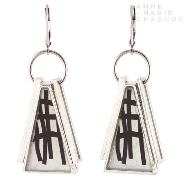 国内配送 楽天市場 シンプル デザイン ピアス イヤリングに変更できる 金属アレルギーを起こしにくい素材でお肌にやさしい アンマリーシャニョン ブランド レディース アクセサリー シルバー メタリック ブラック 黒 ホワイト 白 モノトーン ガラス 三角 インポート