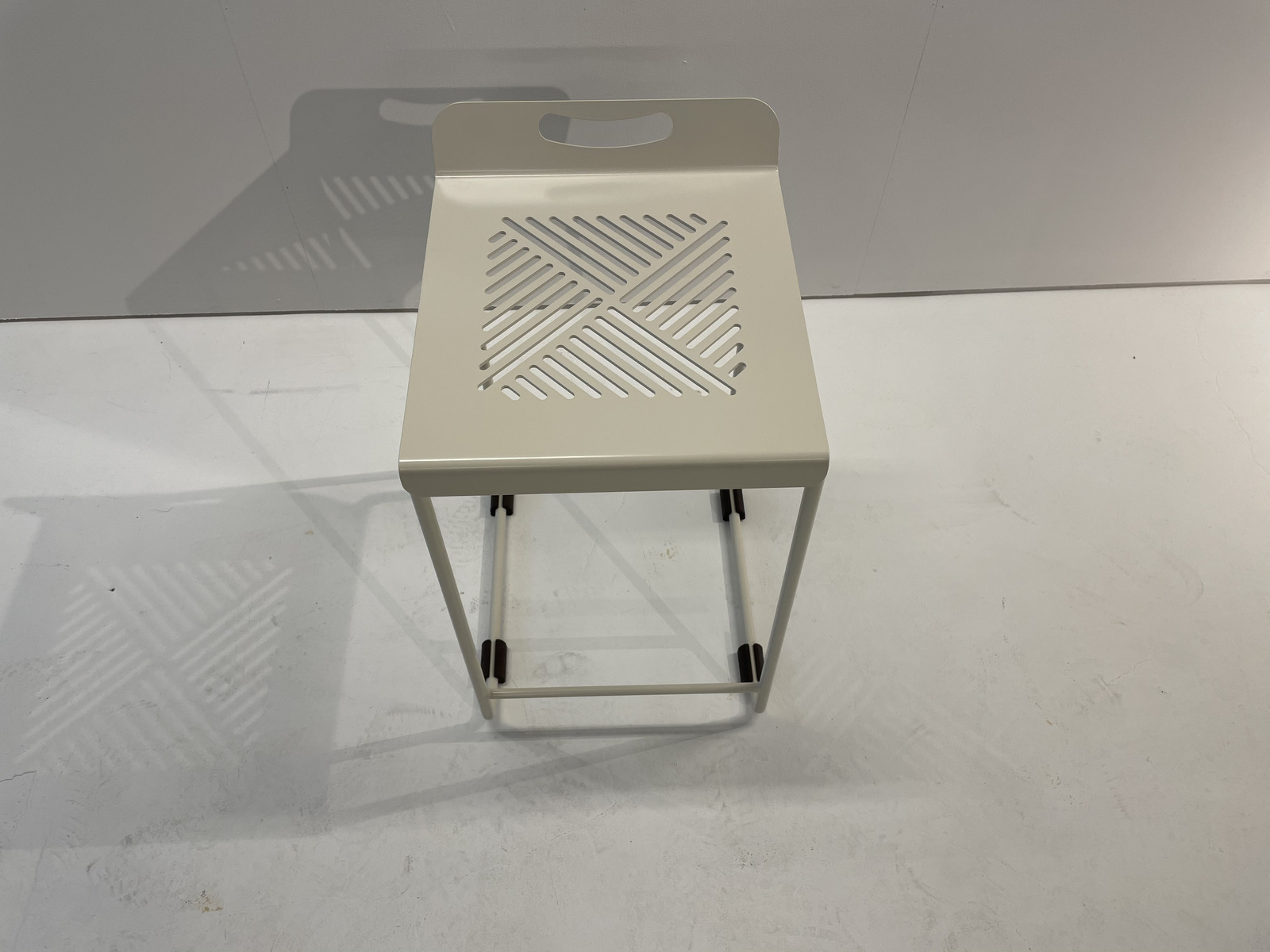 アイアンスツール Crux オフホワイト 座面にスリットが入ったユニークデザイン シンプル 椅子 チェア 北欧スタイル 送料無料 Bayleafkitchen Co Uk