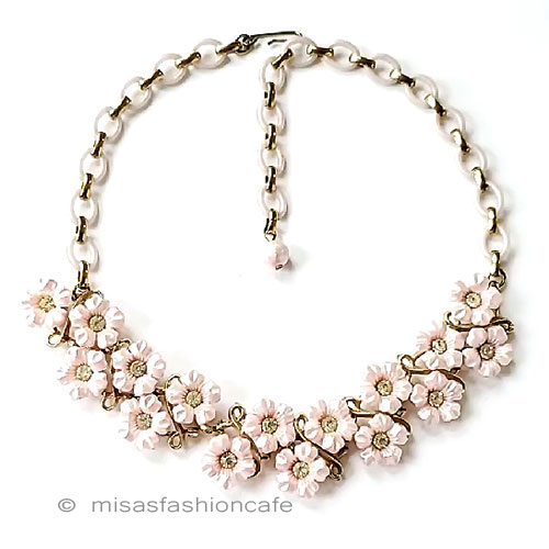 ヴィンテージアクセサリー　ピンクパール花ネックレス　　ヴィンテージジュエリー　Vintage　アンティーク　　アクセサリー　　ヴィンテージコスチュームジュエリー　骨董　蚤の市　【海外直輸入ＵＳＥＤ品】