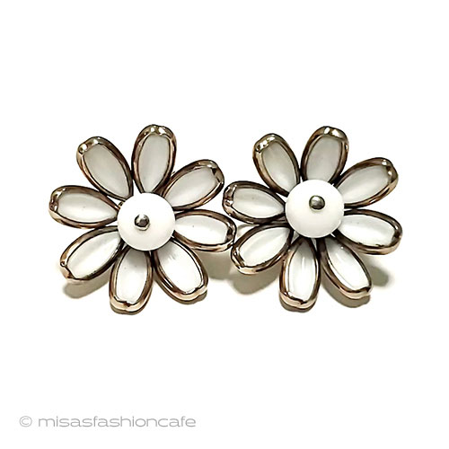 トリファリ　イヤリング　Trifari　ガラスの花　Vintage・ヴィンテージジュエリー　アンティーク　コスチュームジュエリー　アクセサリー　　【海外直輸入ＵＳＥＤ品】