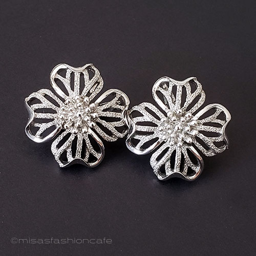 ヴィンテージジュエリー Trifari トリファリ ハナミズキ 花 イヤリング はなみずき 花水木 Vintage・ アンティーク ヴィンテージコスチュームジュエリー 蚤の市 アクセサリー 【海外直輸入USED品】|ミサズ・ファッション・カフェ