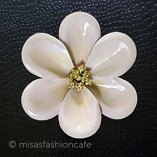 Robert　刻印　お花ブローチ　エナメル　大振りフラワーコサージュ　Vintage　ヴィンテージジュエリー　アンティーク　アクセサリー　コスチュームジュエリー　ギフト　プレゼント　蚤の市　骨董　　【海外直輸入USED品】｜ミサズ・ファッション・カフェ