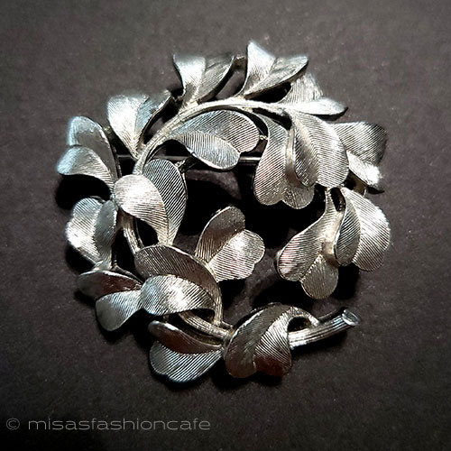 楽天市場】ヴィンテージブローチ Trifari刻印 クリスタルのリース