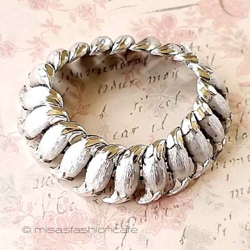 Trifari　トリファリ　銀のお花　ブレスレット　ヴィンテージジュエリー　Vintage・コスチュームジュエリー　アンティーク　アクセサリー　バングル【海外直輸入USED品】