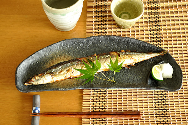 Style 食器 アウトレット 和食器 カフェ風 秋刀魚皿 おしゃれ 黒備前半月仕切り付サンマ皿 おしゃれ食器の通販m Home 長皿 モダン さんま皿