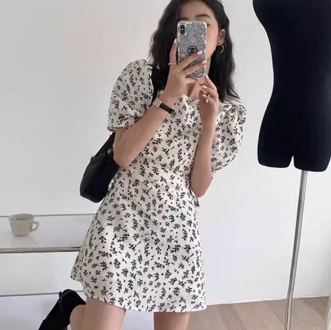 ラウンドネック こなれ感 ラウンドネック 小花柄 レトロ ラフ 大人可愛い カジュアル シンプル サイドオープン ガー