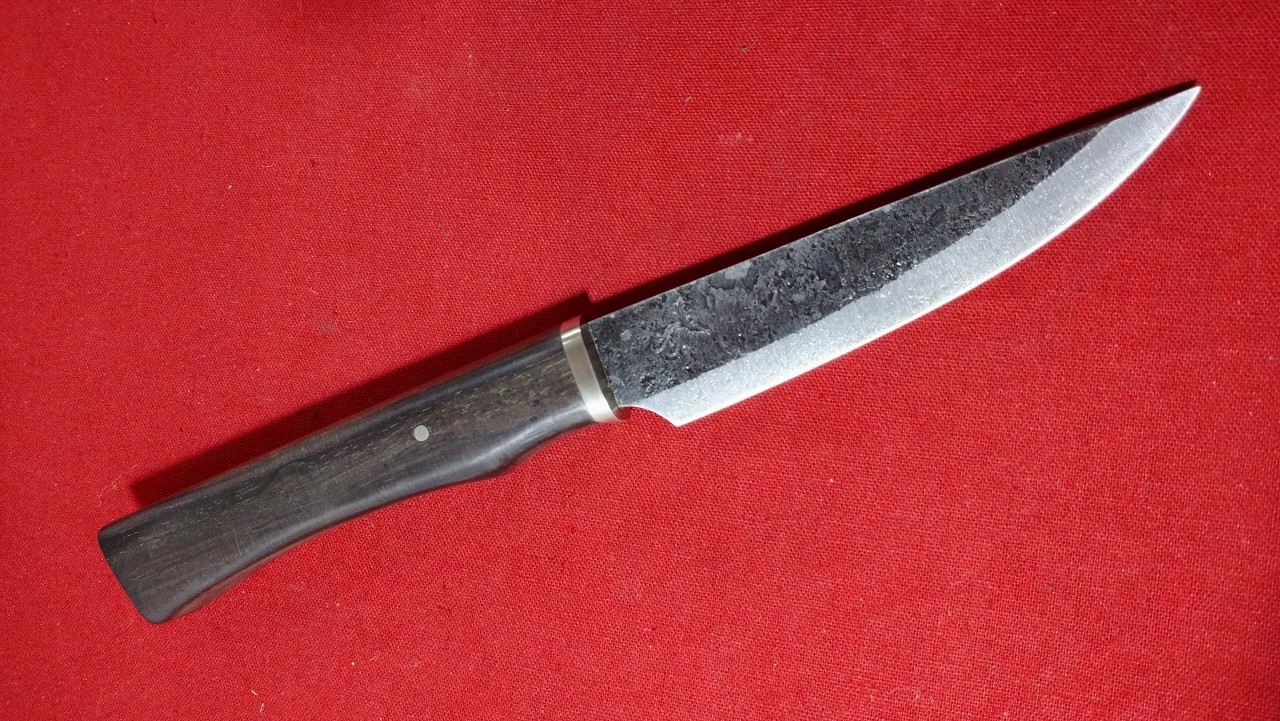 手打ちナイフ 青紙スーパー鍛造 両刃 105ｍｍ 　黒檀柄 アウトドア包丁 ヒルト付