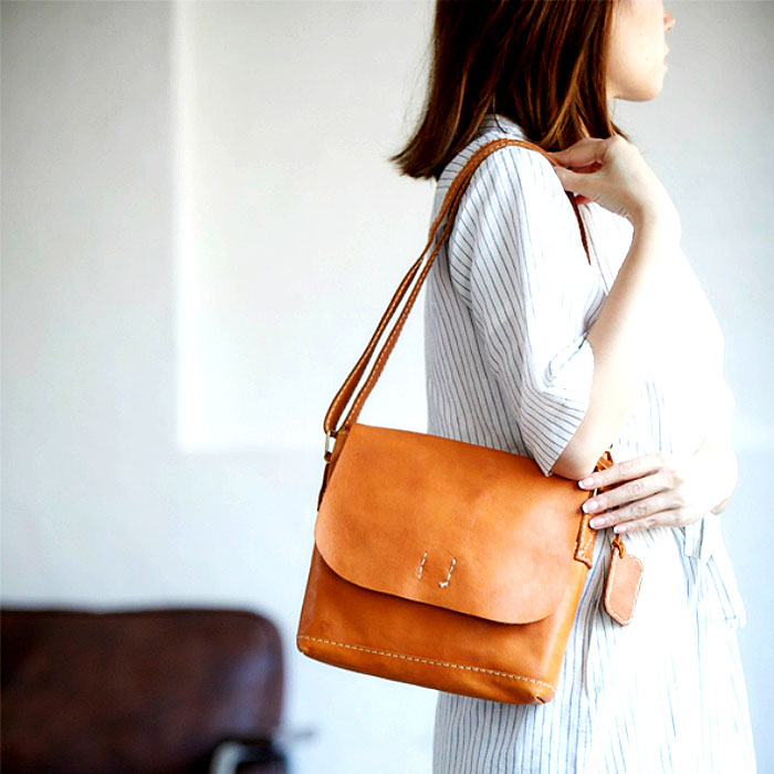 在庫一掃 ショルダーバッグ 本革 牛革 ブラウン キャメル系 肩掛け ななめ掛け ショルダーバック カバン かばん バッグ バック 女性 レディース 男性 メンズ ユニセックス かわいい 人気 おすすめ 母の日 Qsm 100 2d クレセント 輸入家具 雑貨 最安値