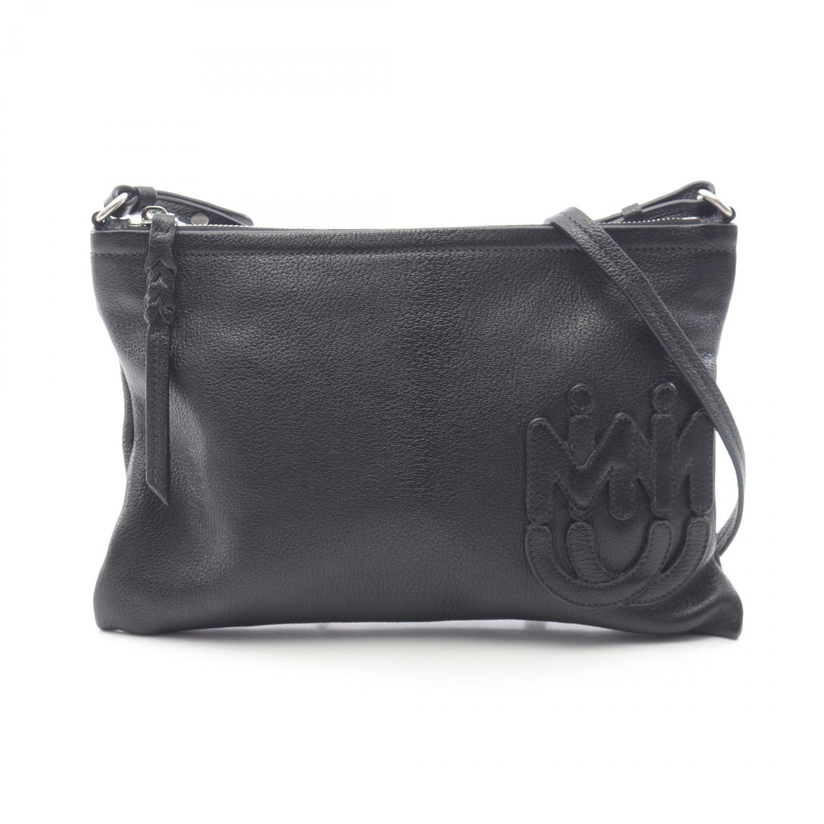 miu miu ユニセックス ブラックレザーショルダーバッグ エンボスロゴ 関税込☆MIU MIU☆エンボスロゴレザー トップハンドルバッグ 黒