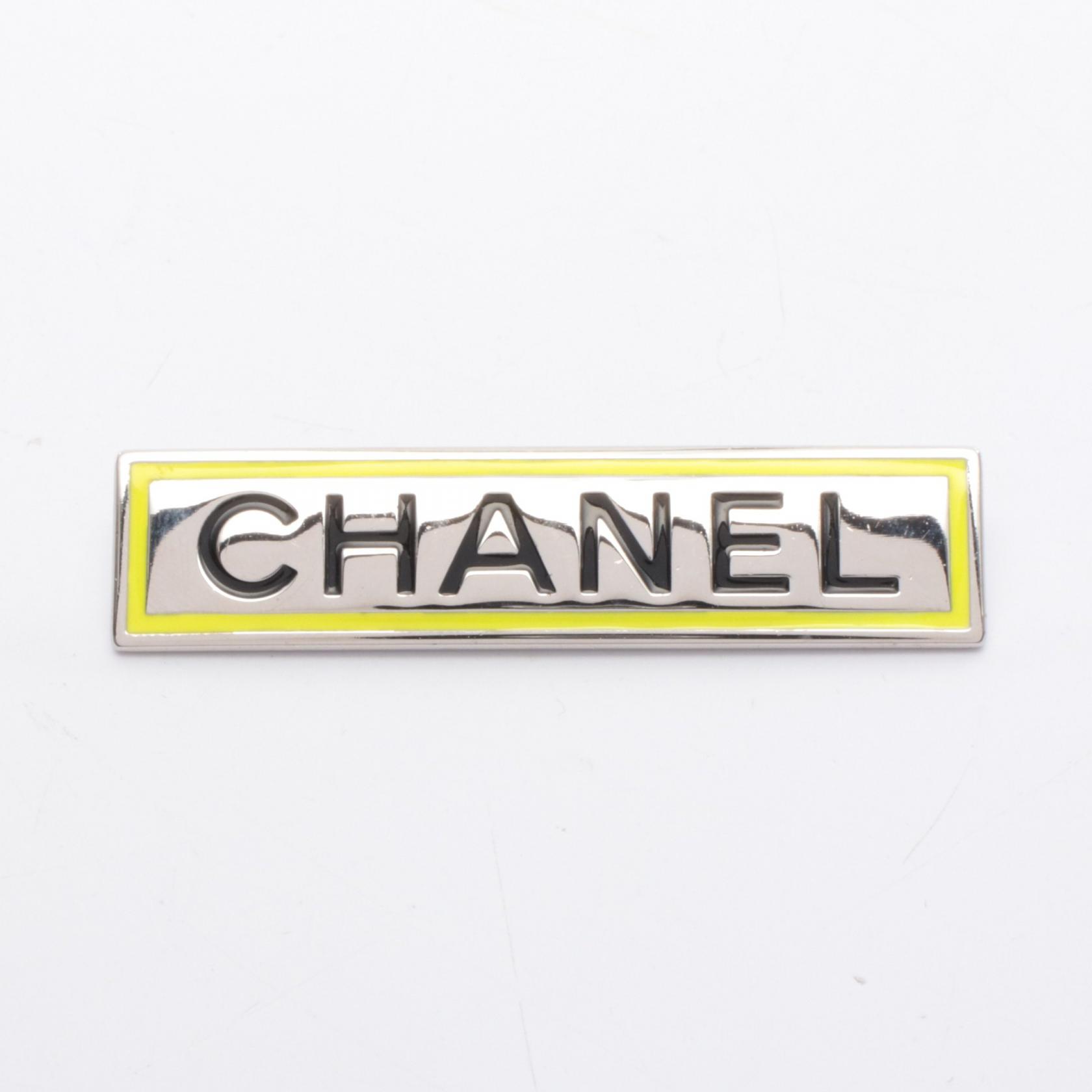 ≪10%OFFクーポン 7/19 20時～7/26 9:59≫シャネル CHANEL ロゴプレート ブローチ アクセサリー ステンレススチール レディース シルバー系 / イエロー系 【中古】｜Mike Museum