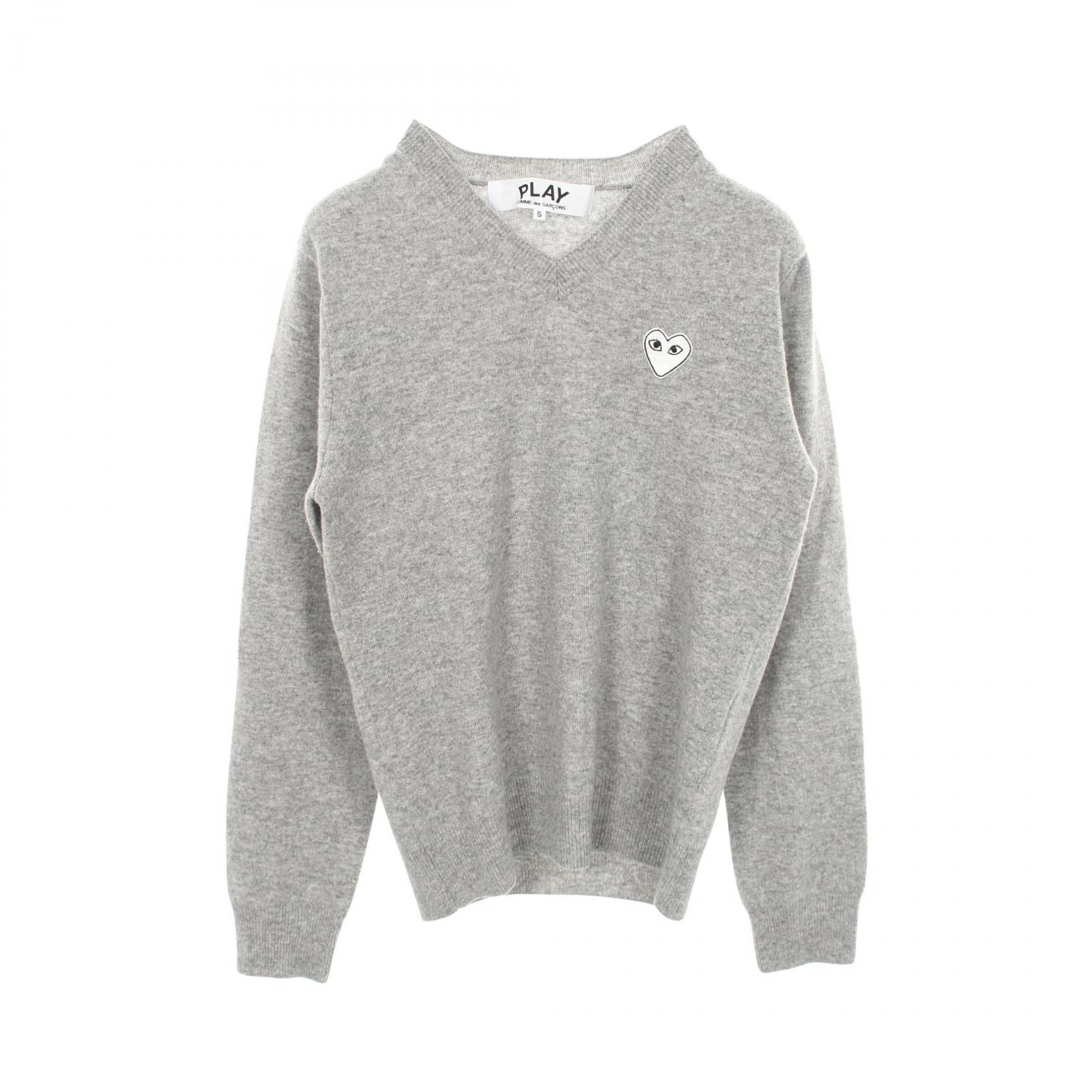 《全品5%クーポン×P5倍》プレイコムデギャルソン PLAY COMME des GARCONS ハートパッチ Vネック ニット 衣料品 トップス ウール メンズ グレー系 【中古】