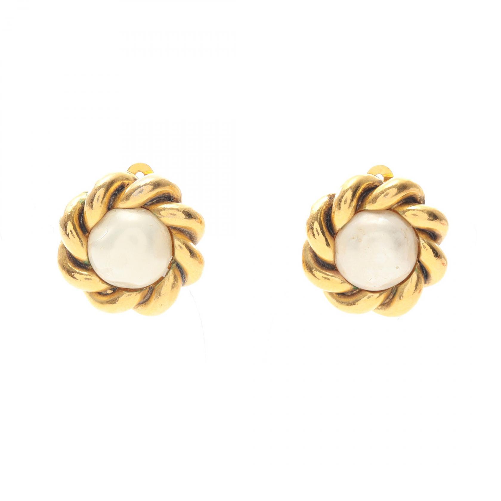 ≪10%OFFクーポン 7/19 20時～7/26 9:59≫シャネル CHANEL イヤリング ジュエリー GP（ゴールドメッキ） フェイクパール レディース ゴールド系 / ホワイト系 【中古】｜Mike Museum