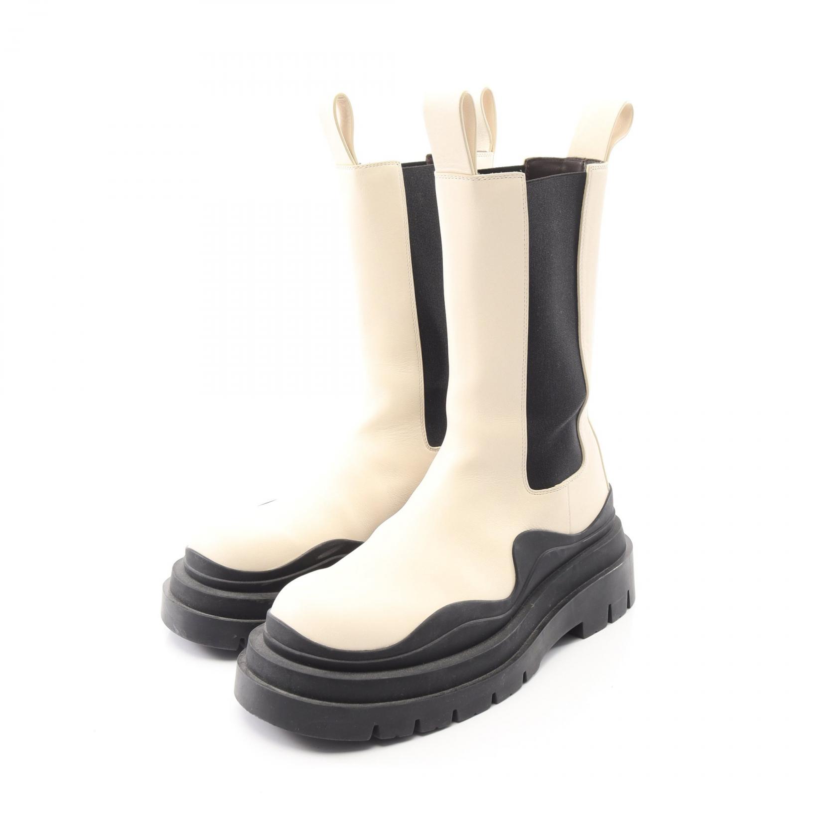 ≪10%OFFクーポン 7/19 20時~7/26 9:59≫ボッテガヴェネタ BOTTEGA VENETA TIRE BOOTS タイヤ チェルシーブーツ ブーツ 靴 レザー レディース アイボリー系 / ブラック系 【中古】|Mike Museum