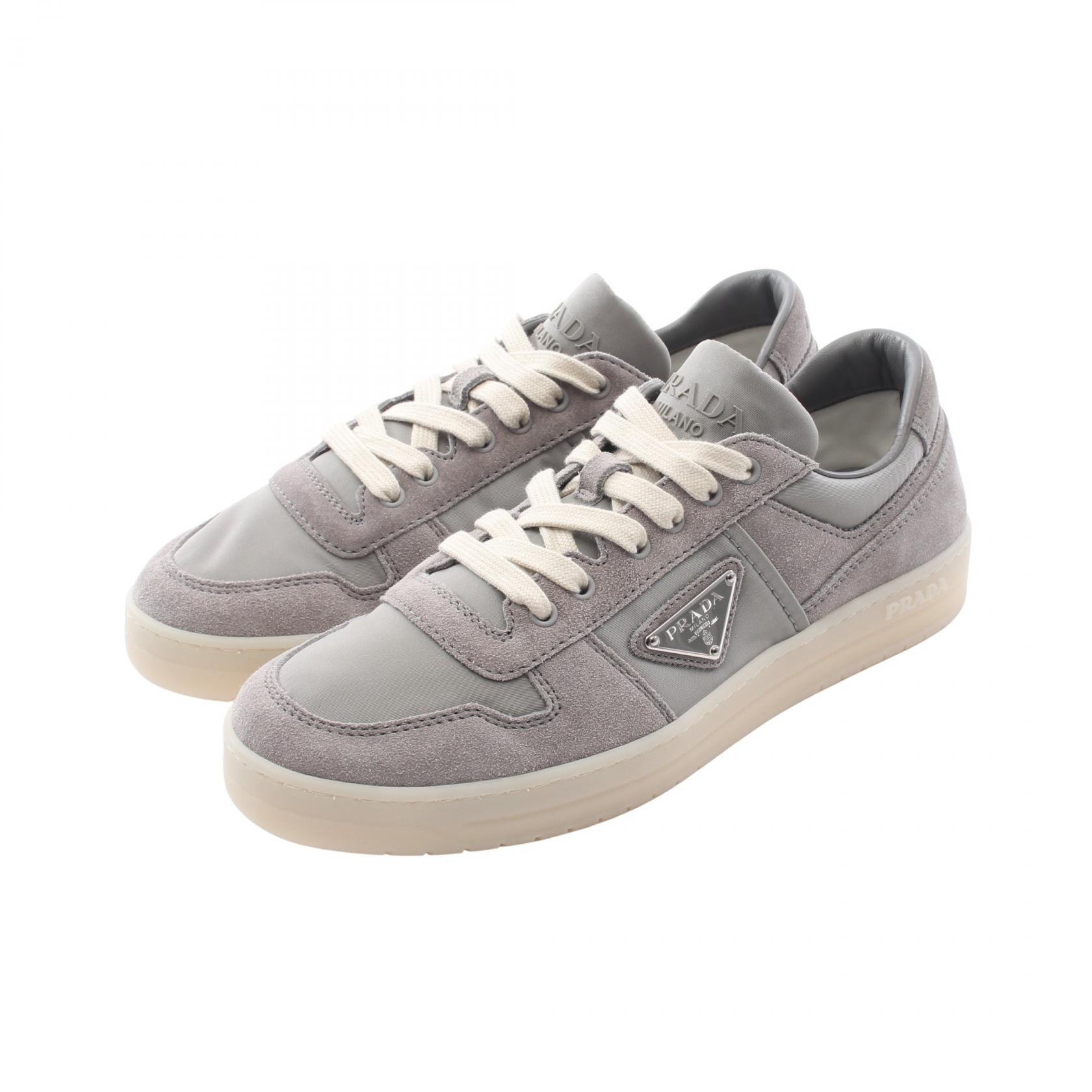 ≪10%OFFクーポン 7/19 20時～7/26 9:59≫プラダ PRADA トライアングルロゴ ダウンタウン スニーカー 靴 ナイロン スウェード メンズ グレー系 2EE364 【中古】｜Mike Museum