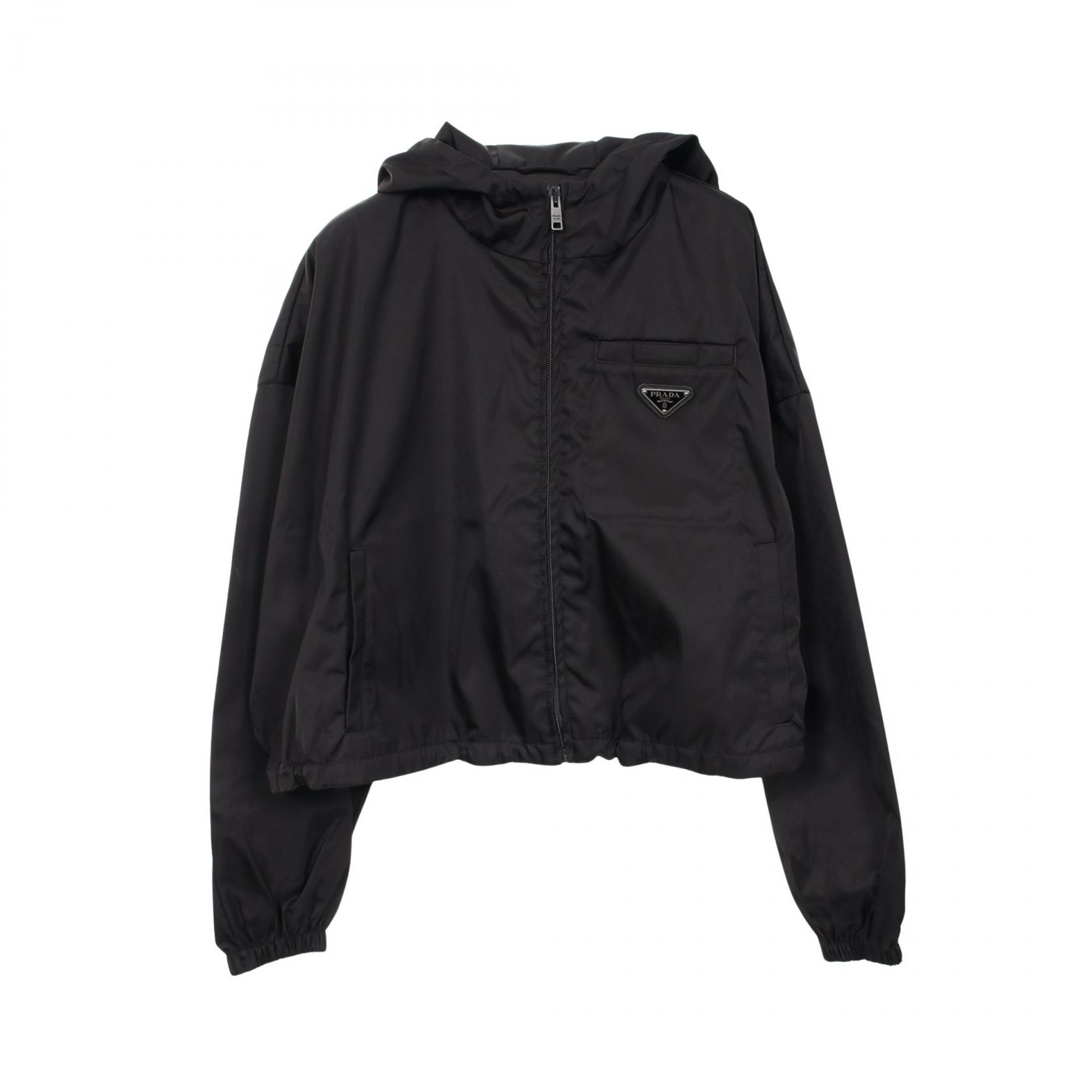 ≪10%OFFクーポン 7/19 20時~7/26 9:59≫プラダ PRADA Re-Nylonトライアングルロゴ クロップド フード付き 衣料品 アウター ナイロン レディース ブラック系 【中古】|Mike Museum