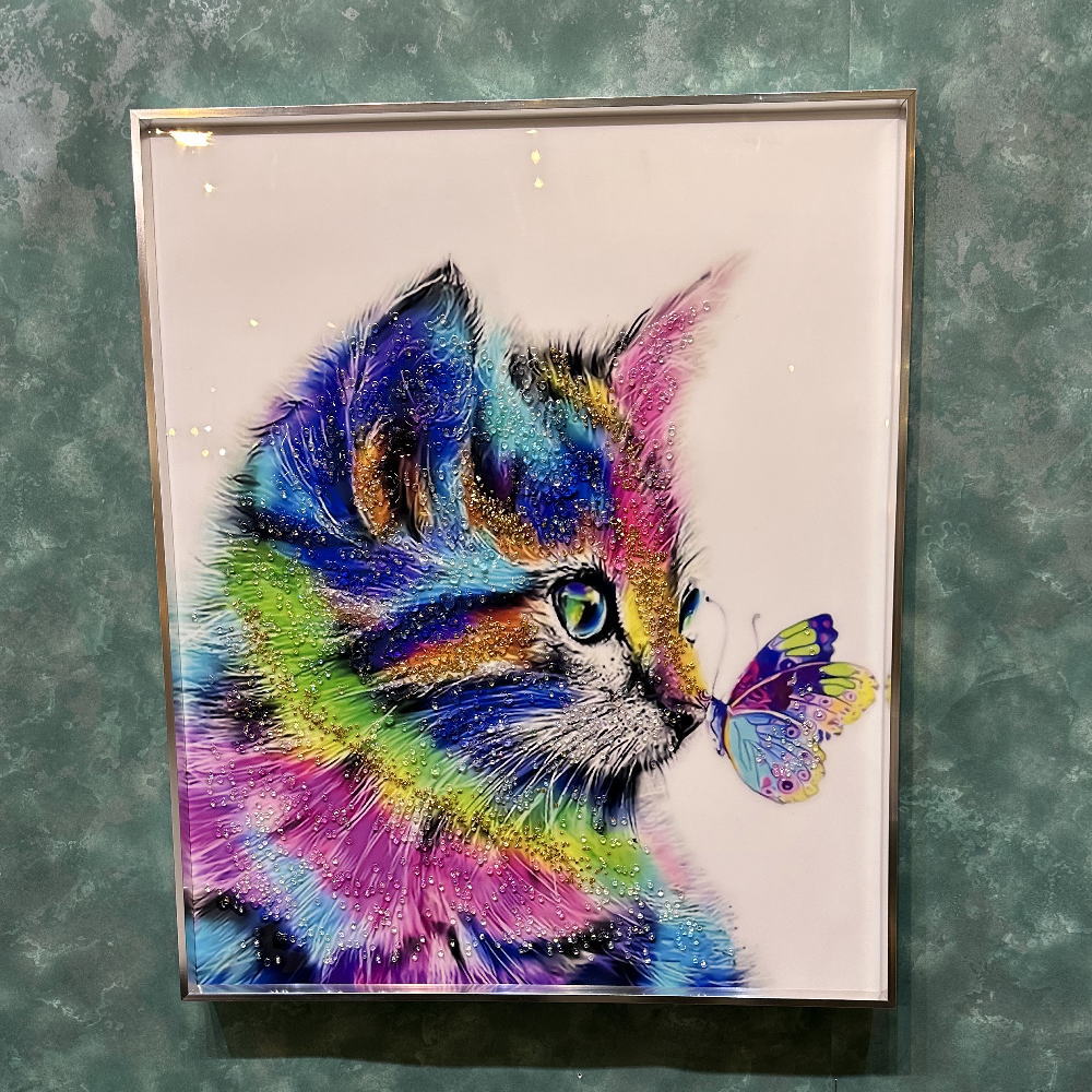 クリスタルアートパネル 送料無料 新築祝い プレゼント ギフトにおすすめ 絵 カラフル ネコ 猫 キャット 蝶 チョウ 51&times;61 フレーム付き 額付き インテリア リビング 玄関 寝室 キラキラ ミキインテリア｜ミキインテリア