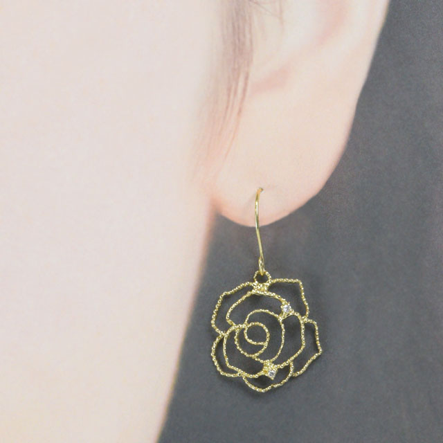 送料無料 K18 フックピアス ダイヤモンド 0 04ct 揺れる バラモチーフ 18mm 薔薇 30代 40代 50代 60代 誕生日 プレゼント 妻 彼女 母 4月 誕生石 母の日 カジュアル おしゃれ かわいい Av Drop Com