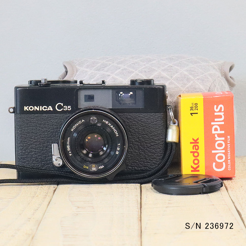 【整備済】【保証付 】 コニカ KONICA C35 ブラック S/N 236972(ケース・フイルム付セット) フィルムカメラ フイルムカメラ 【中古】|ミーナ