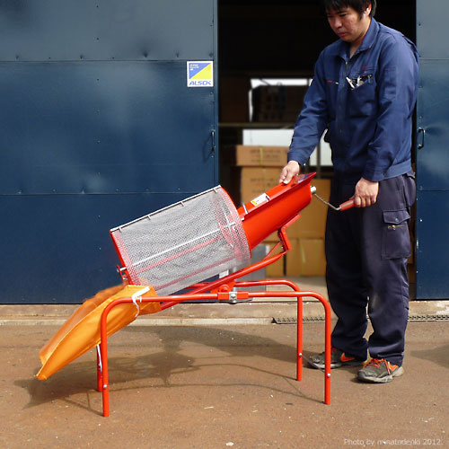 みのる 回転式 土ふるい機 Sc 1 手回し式 網目4mm 砂ふるい機 篩機 回転ふるい機 回転フルイ Sermus Es