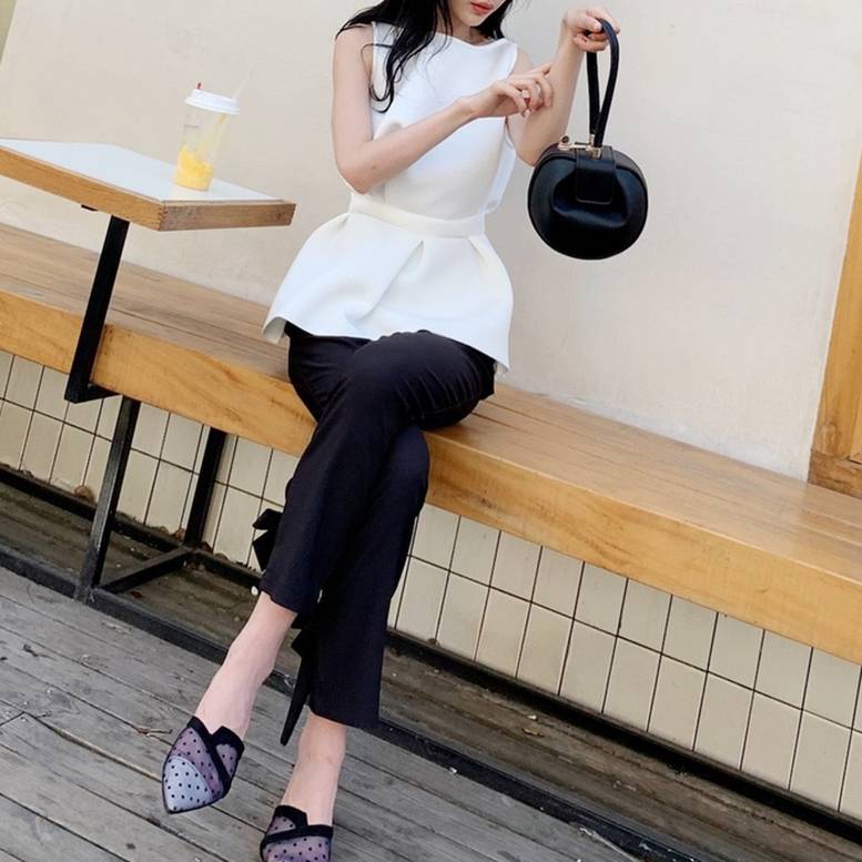コットンブロードノースリーブぺプラムブラウス トップス シャツ ブラウス 袖なし ノースリーブ ラウンドネック フレア ペプラム ハイウエスト 大人可愛い きれいめ 上品 とろみ 光沢 春夏 春 夏 秋冬 秋 冬 ママコーデ かわいい トレンド