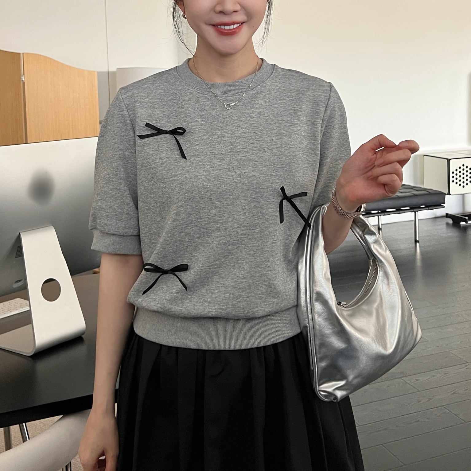 2color レディース トップス スウェット プルオーバー プルオーバースウェット ミニリボン 無地 袖あり 半袖 五分袖 中厚手 きれいめ 上品 ラウンドネック ゆったり ラフ ガーリー キュート フェミニン 大人カジュアル カジュアル グレー ブラック お洒落 春夏 春 夏