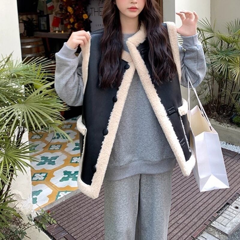 2color レディース 上着 べスト ミディアム丈 袖なし ラウンドネック ノースリーブ もこもこ ふわふわ フェイクファー ボタン ポケット 厚手 かわいい おしゃれ お洒落 大人可愛い 主役級 存在感 S M L 黒 ブラック キャラメル リバーシブル 無地 秋 冬 クリスマス|MINETTE レディースアパレル