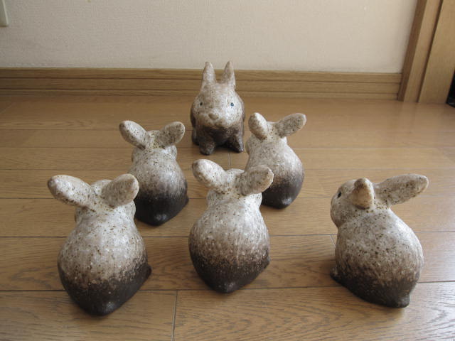 うさぎの置物【信楽焼き】　うさぎの学校｜園芸百貨店何でも揃うこぼんさい