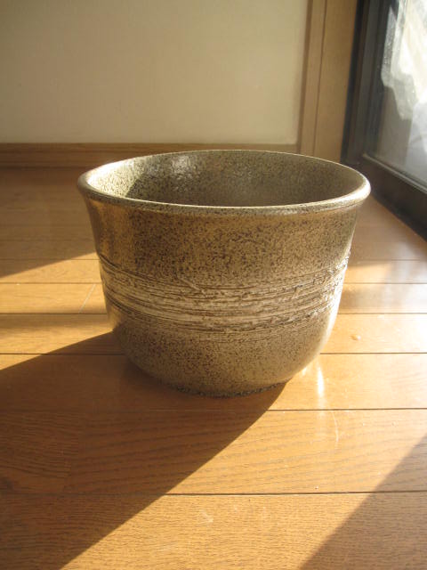 送料無料　 　　 信楽焼き 白ボカシ花植木鉢　 信楽鉢 植木鉢一つで樹も良くなります。