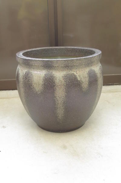 つぼ型水鉢\u003cBR\u003e信楽焼き\u003cBR\u003e水蓮鉢・はす鉢・メダカ鉢他\u003cBR\u003e スイレン鉢 \u003cBR\u003e壺型 水鉢 \u003cBR\u003e訳合いあり  根もとに傷がありますが  動作には厄介事がありません 植木鉢-ガーデニング・農業
