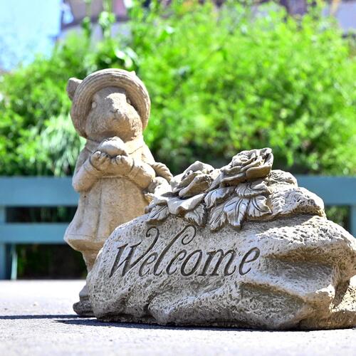 Stone statue　イギリス製　2つセットWELCOME 　ラビットスタンディングラビット　うさぎローズウェルカムストーンお庭や玄関先、お部屋にもどうぞ。リアルストーン　本物の石像｜園芸百貨店何でも揃うこぼんさい