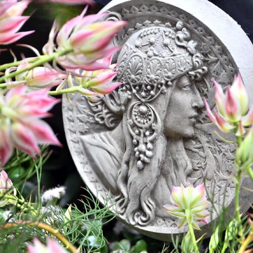 スペイン製　飾り台　お花の彫刻 白い大理石の柱、石の台座、花台 - 中国風ガーデンオーナメント