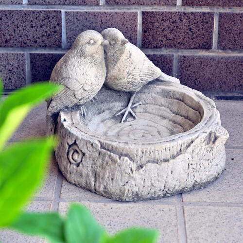 Stone statue　イギリス製　小鳥と木の泉　 バードフィダー　鳥　バード　 ラブバード　とり　ハト　 お庭や玄関先、お部屋にもどうぞ。　 リアルストーン　本物の石像