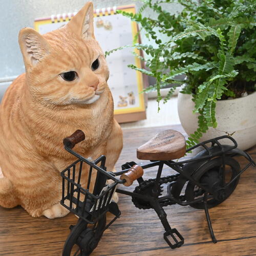 WOOBIA　太っちょブリティッシュショートヘア茶トラ　 自転車　２つセット　レトロ　置物　可愛い置物　 キャット　バイク　ヴィンテージ 猫　にゃんこ　インテリア　クラシック　 お庭や玄関に飾るとかわいいです。　 プレゼントにもどうぞ。