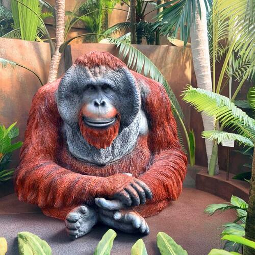 WOOBIA 　お座りオランウータン　リオ　リアルな置物　かわいい置物　珍しい置物　オランウータン　映え　お庭や玄関に飾るとgood！　本物のような置物｜園芸百貨店何でも揃うこぼんさい