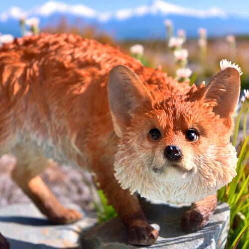 WOOBIA　動き出すキツネ(小)　置物　 置物　かわいい置物　キタキツネ　 猫みたいな　犬みたいな　置物　 お庭や玄関、お部屋にも合います。　 プレゼントにもどうぞ。