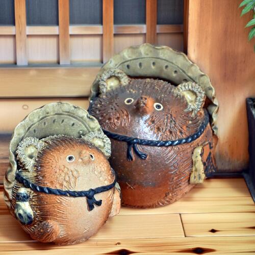 たぬき ふぐたぬき ２つ書き割り 飾りつけ 信楽焼き 狸の飾りつけ 親子 好いたらしいたぬき 茶飲み友だちたぬき まんまるたぬき ぷくぷくたぬき