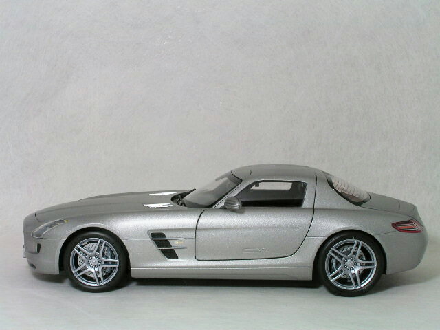 ミニチャンプス1/18スケールメルセデスベンツSLSAMGグレーメタリック(マットシルバー)