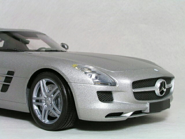 ミニチャンプス1/18スケールメルセデスベンツSLSAMGグレーメタリック(マットシルバー)