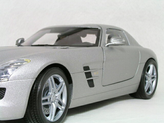 ミニチャンプス1/18スケールメルセデスベンツSLSAMGグレーメタリック(マットシルバー)