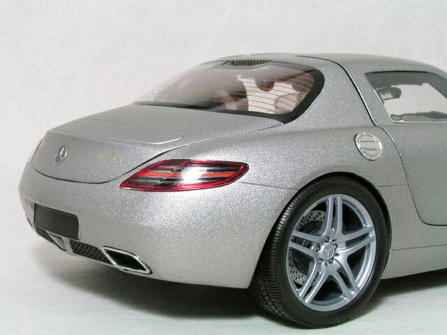 ミニチャンプス1/18スケールメルセデスベンツSLSAMGグレーメタリック(マットシルバー)