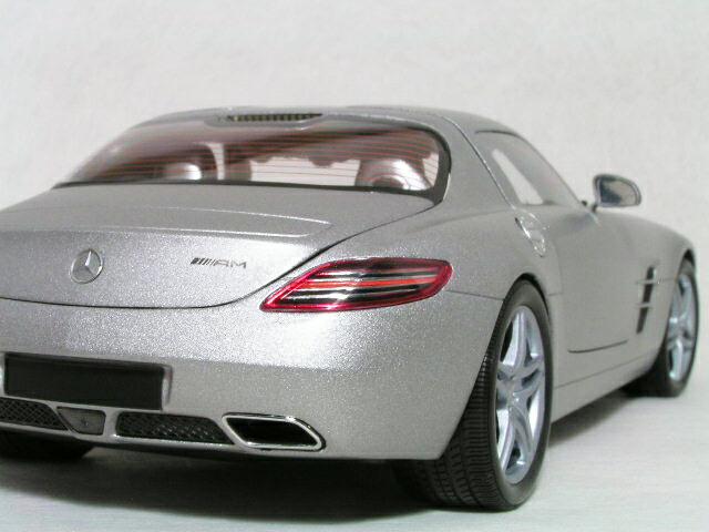 ミニチャンプス1/18スケールメルセデスベンツSLSAMGグレーメタリック(マットシルバー)