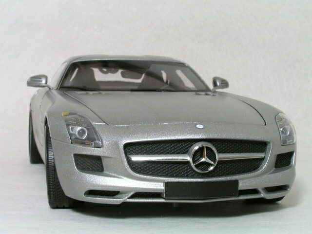 ミニチャンプス1/18スケールメルセデスベンツSLSAMGグレーメタリック(マットシルバー)