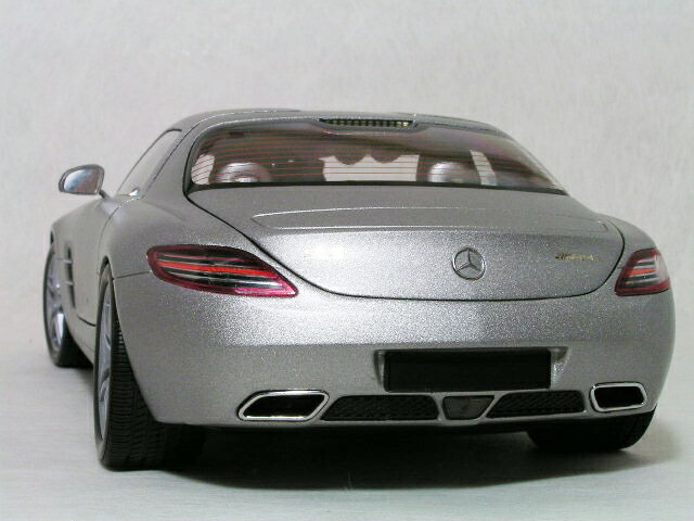ミニチャンプス1/18スケールメルセデスベンツSLSAMGグレーメタリック(マットシルバー)