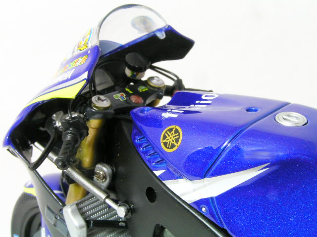 ミニチャンプス YZR-M1'07 &ロッシフィギュア'07+inforsante.fr