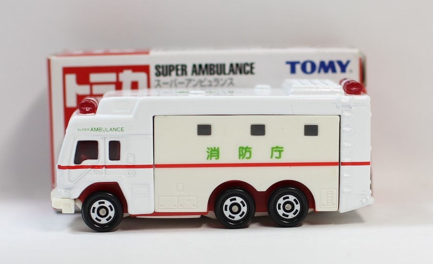 tomica super ambulance