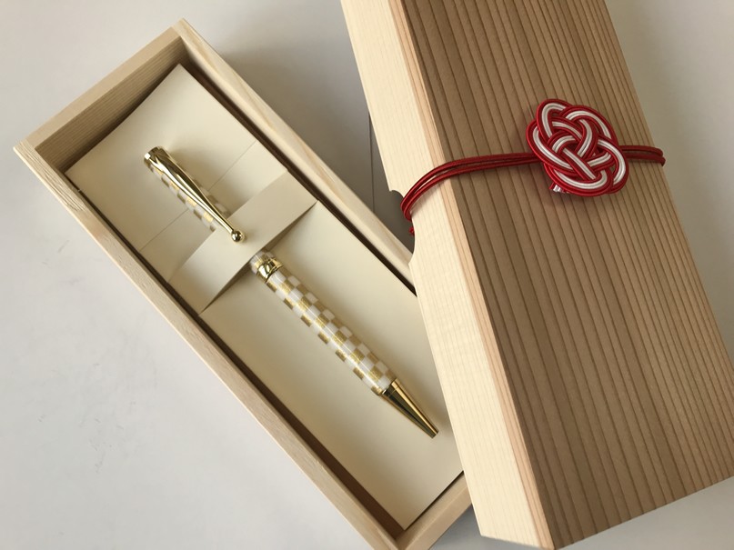 【ラッピング無料】 【水引付き 杉箱入り】美濃和紙ボールペン ギフト プレゼント 【白金箔/市松柄】 TM-1802 日本製